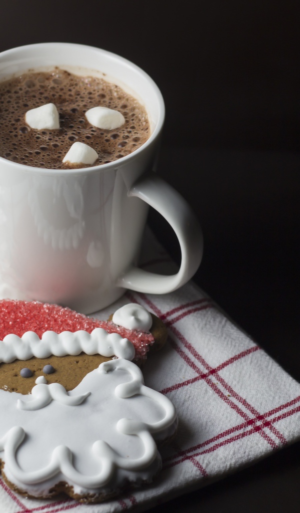 Чашка кофе с праздничным печеньем на черном фоне