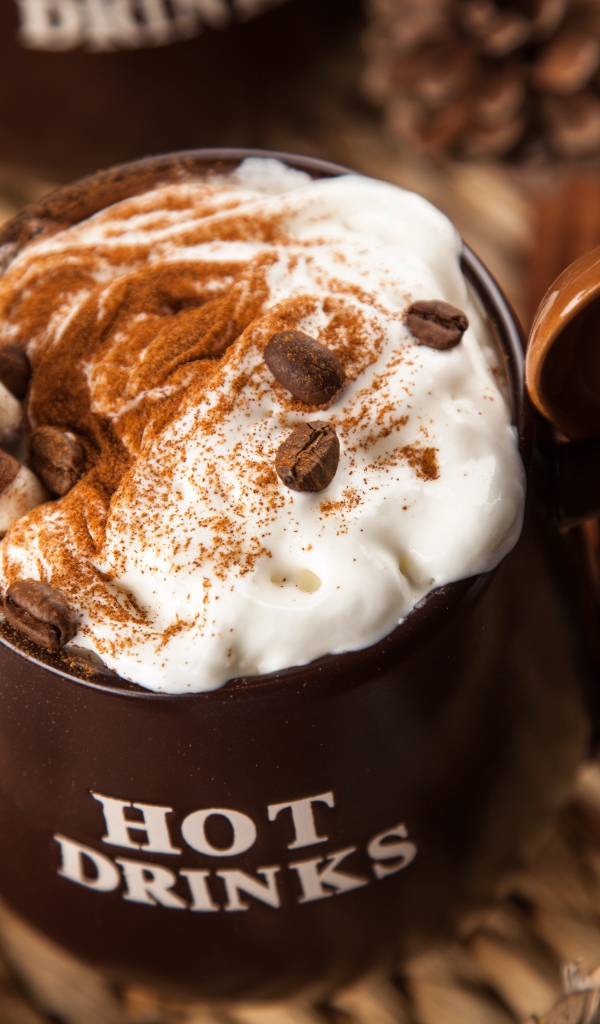 Чашка горячего шоколада со сливками на столе