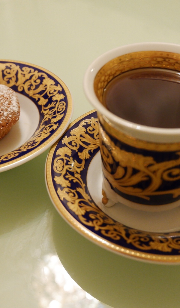 Чашка чая на столе с кексом