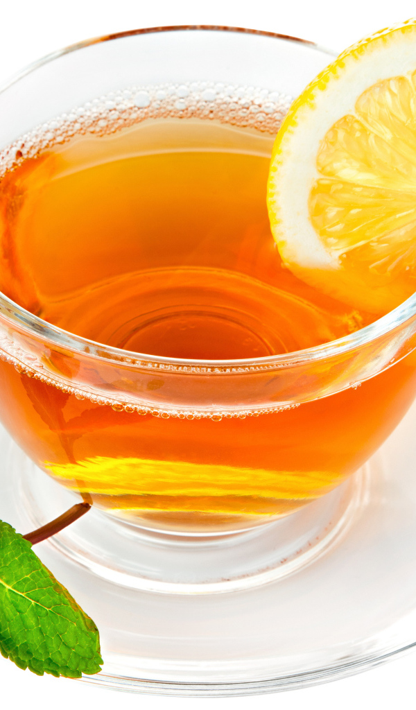 Чашка чая с лимоном и мятой на белом фоне