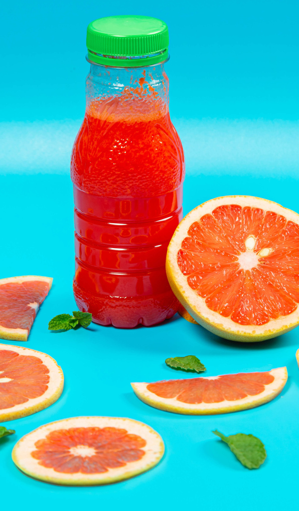 Напиток с грейпфрутом на голубом фоне