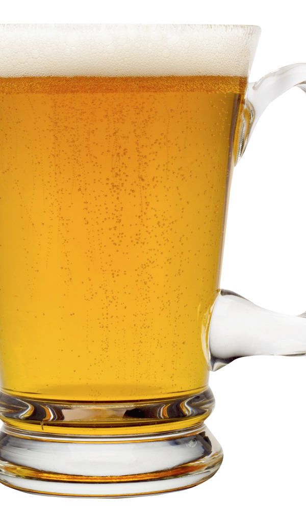 Бокал пенного пива на белом фоне