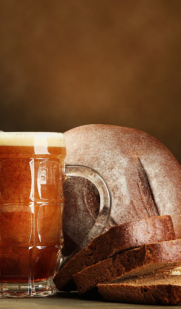 Бокал кваса на столе с хлебом