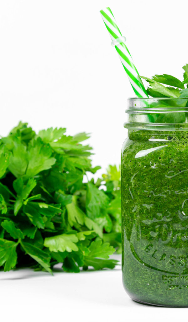 Зеленый смузи на столе с петрушкой