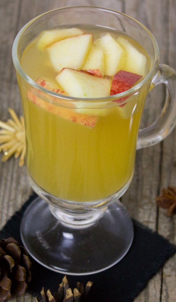 Горячий яблочный напиток с корицей 
