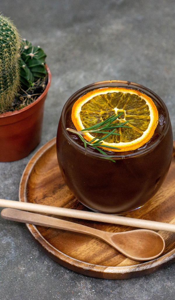 Чай с лимоном на столе с колючим кактусом