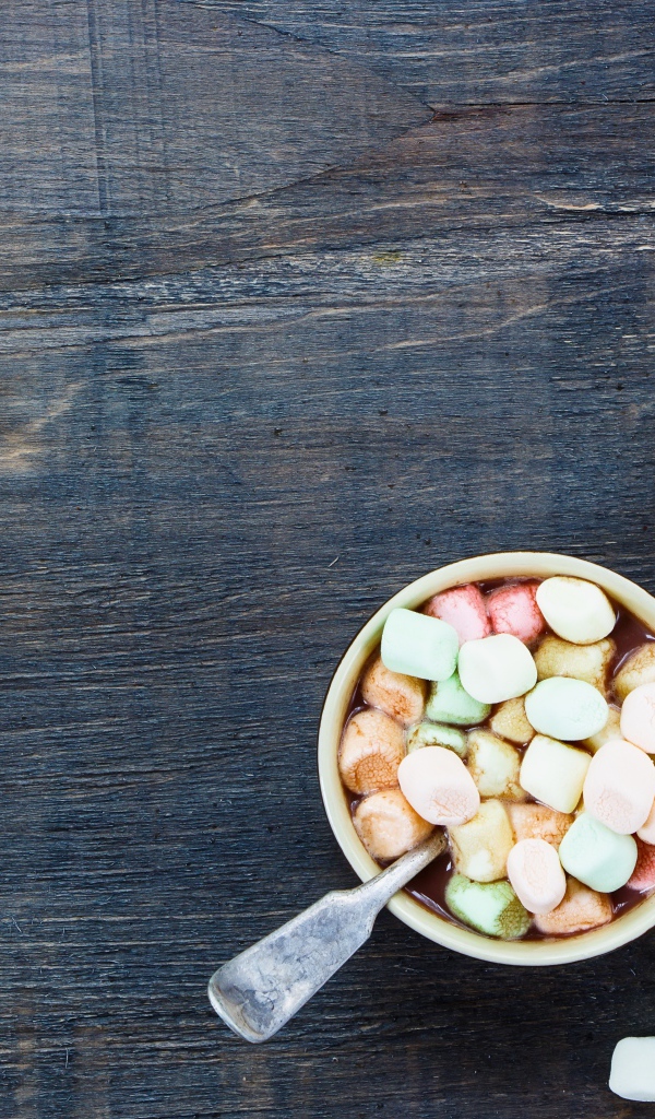 Маршмеллоу на столе с шоколадом и корицей