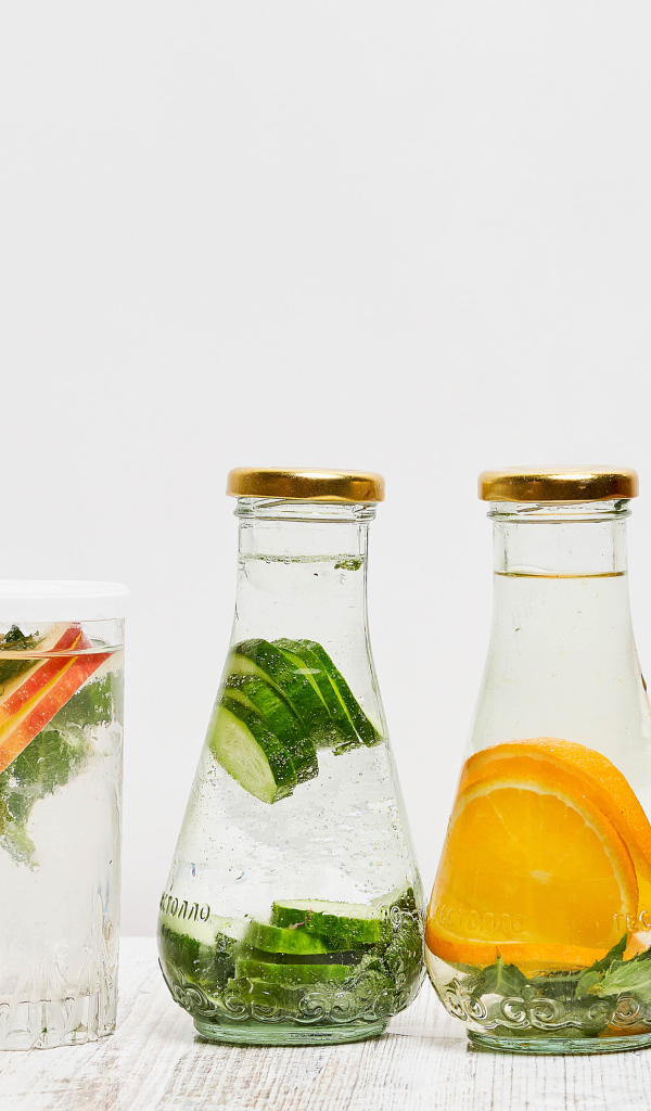 Освежающие коктейли на сером фоне