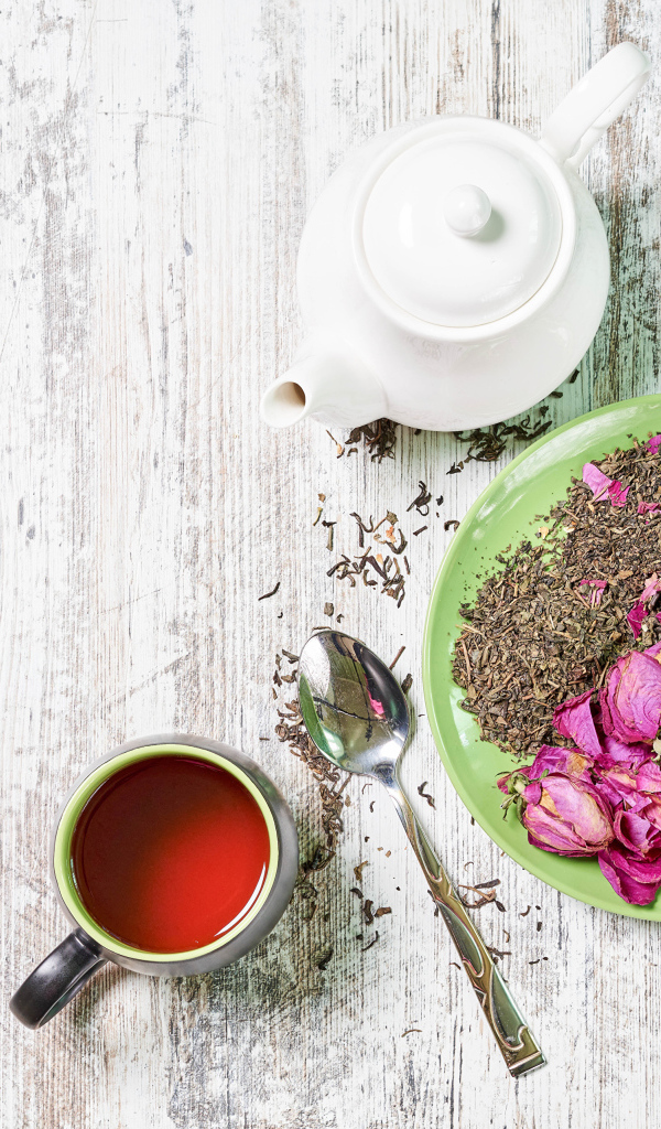 Чай на тарелке с кусочками лимона на столе