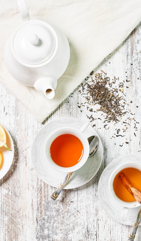 Чай на столе с кусками лимона