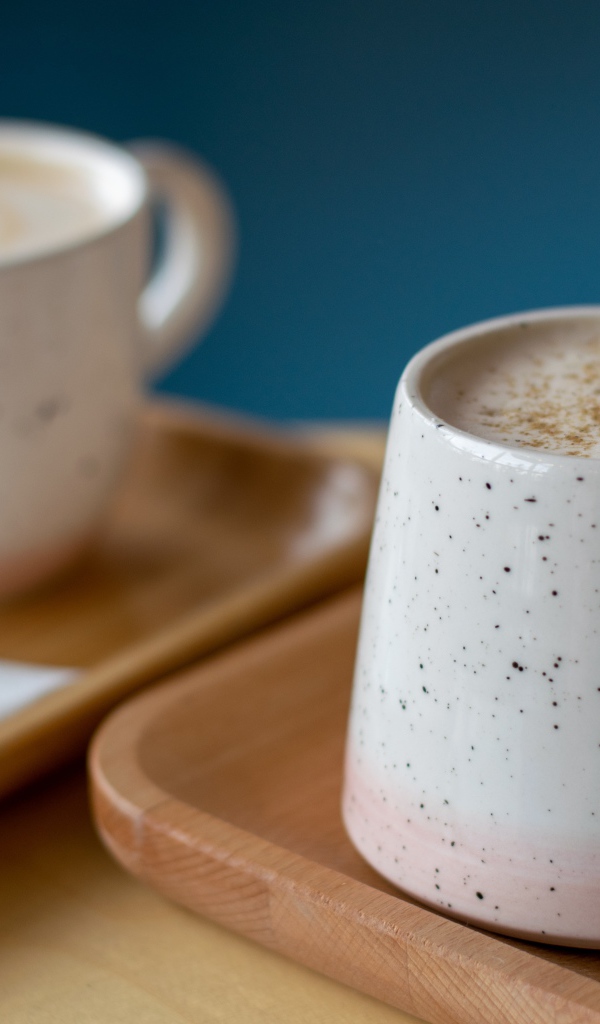 Две чашки горячего кофе с пенкой 