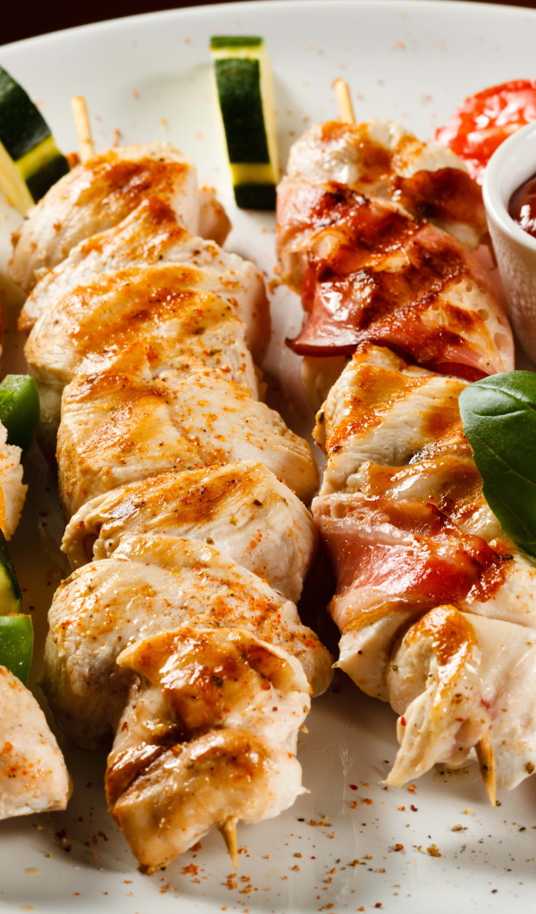 Аппетитный шашлык из курицы с кабачками на тарелке 