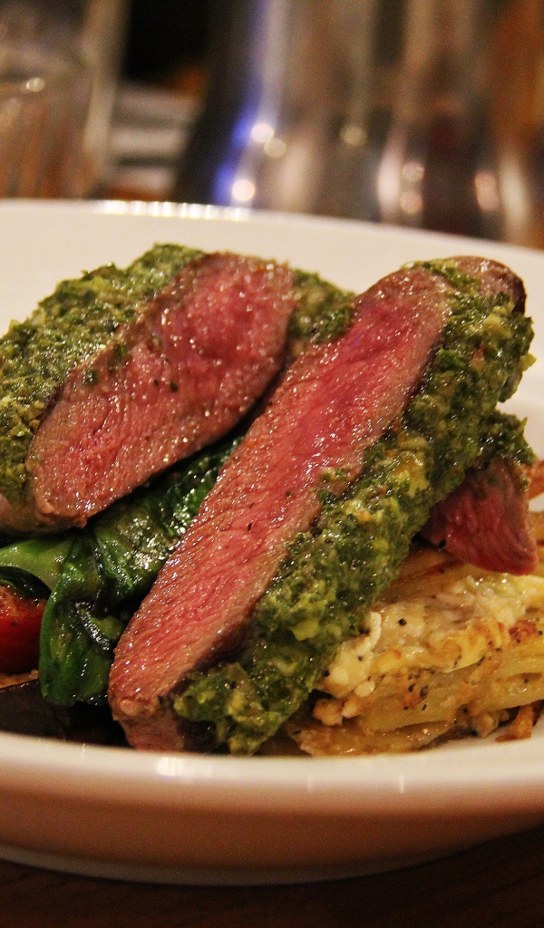 Аппетитный стейк на тарелке с овощами