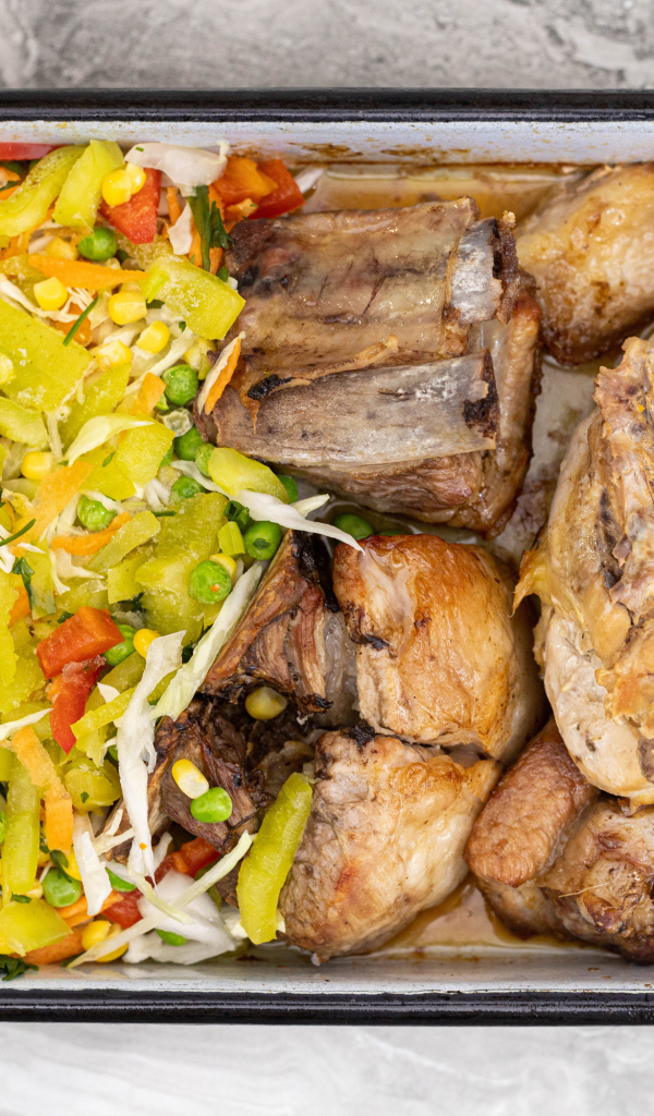 Запеченная курица с овощами в противне