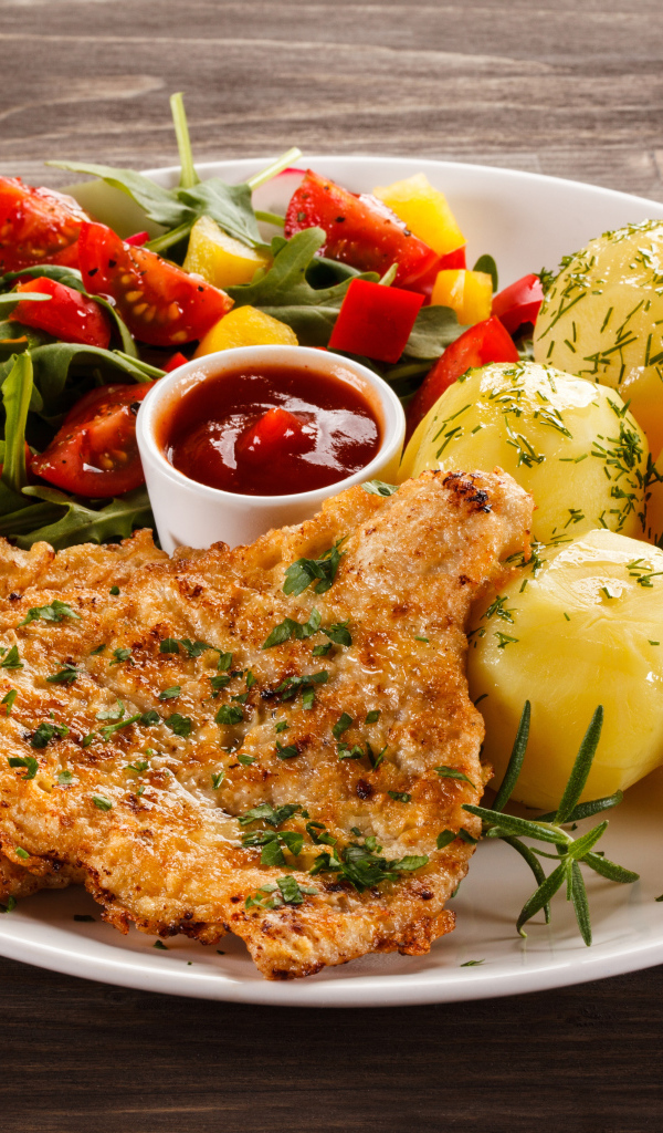 Куриная отбивная с салатом из овощей и вареным картофелем 