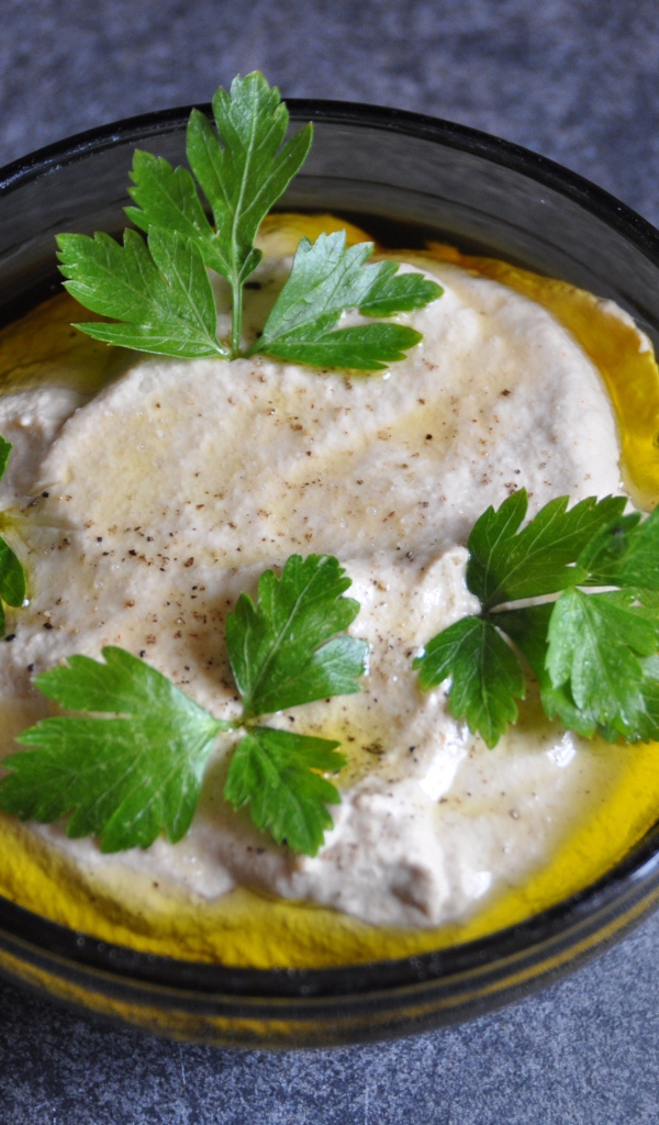 Печеночный паштет в тарелке с зеленью петрушки 