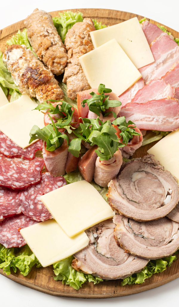 Мясные продукты с сыром на доске на белом фоне