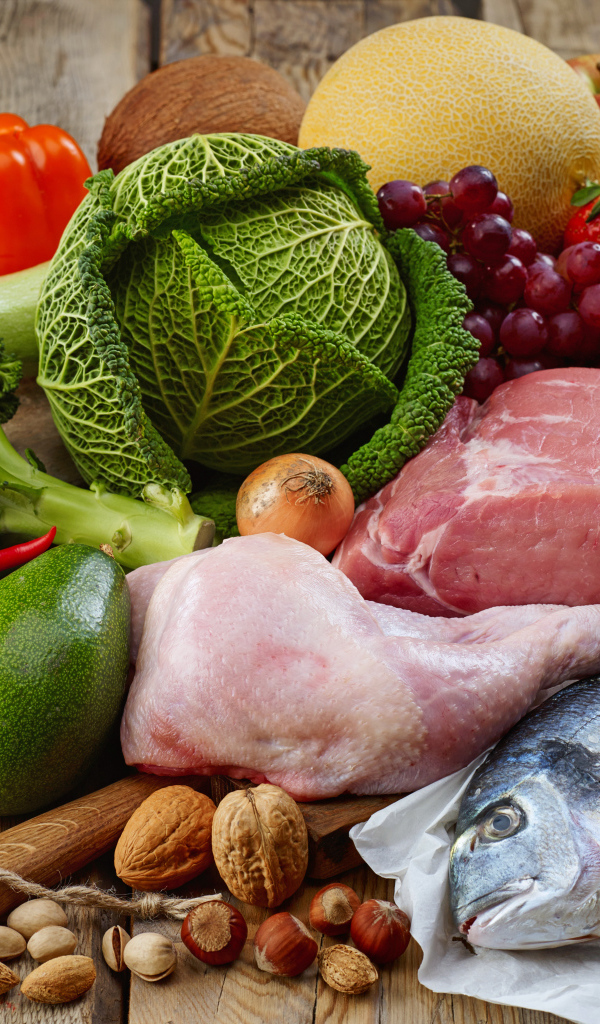 Мясо с рыбой на столе с овощами и фруктами 