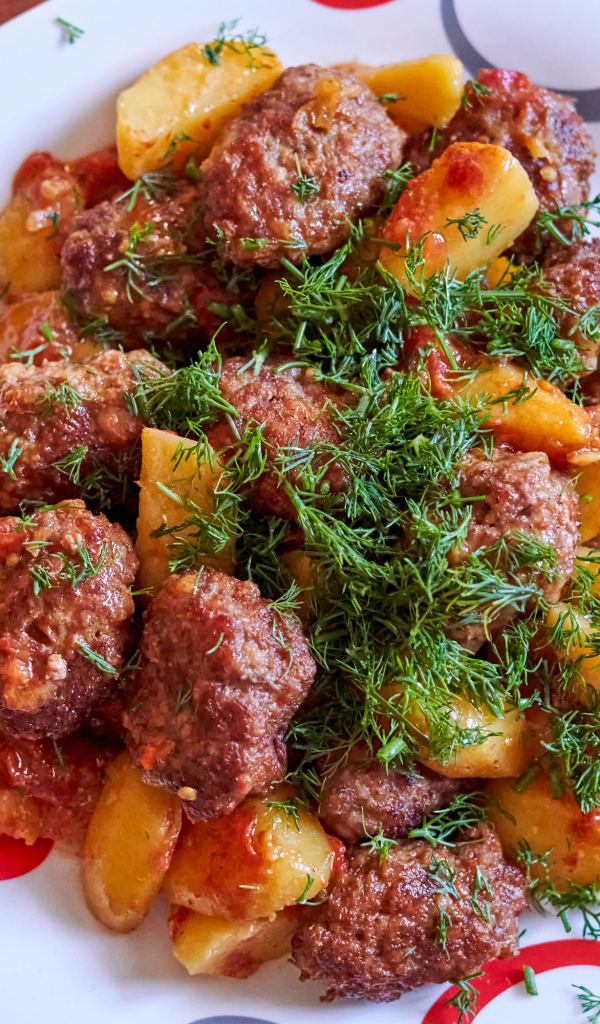 Фрикадельки с картофелем и укропом на белой тарелке