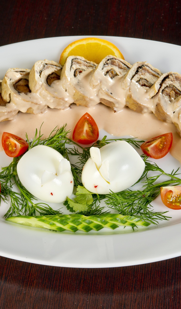 Рулет на тарелке с овощами и яйцом