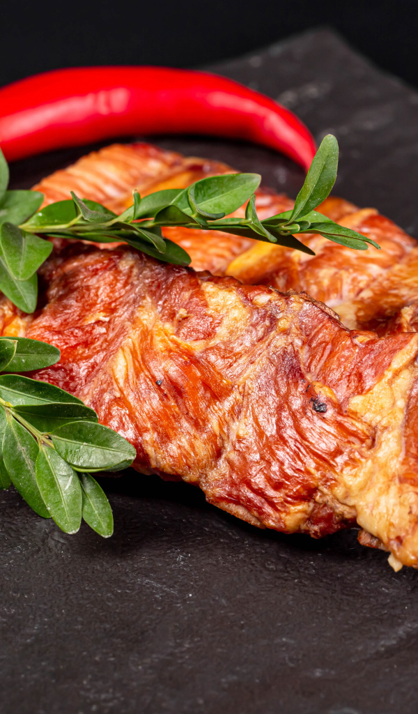 Копченые свиные ребрышки с зелеными листьями