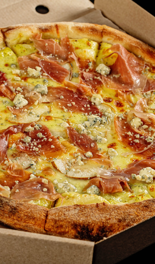 Коробка с пиццей на черном фоне