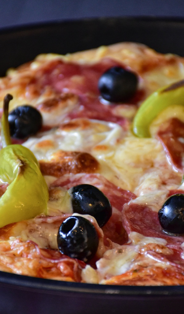 Пицца с оливками и перцем на сковороде 