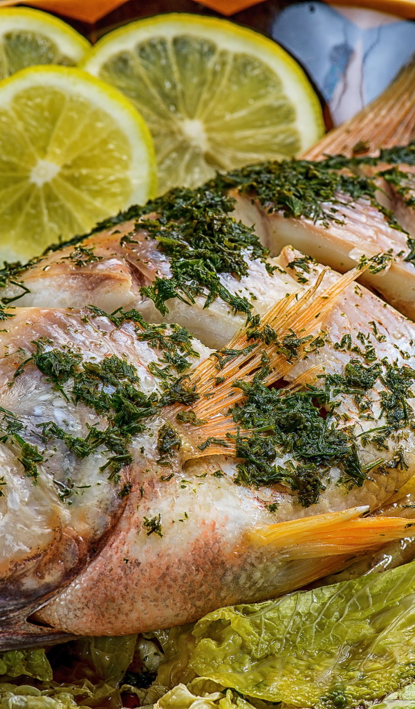 Запеченный карп с лимоном и листьями салата 
