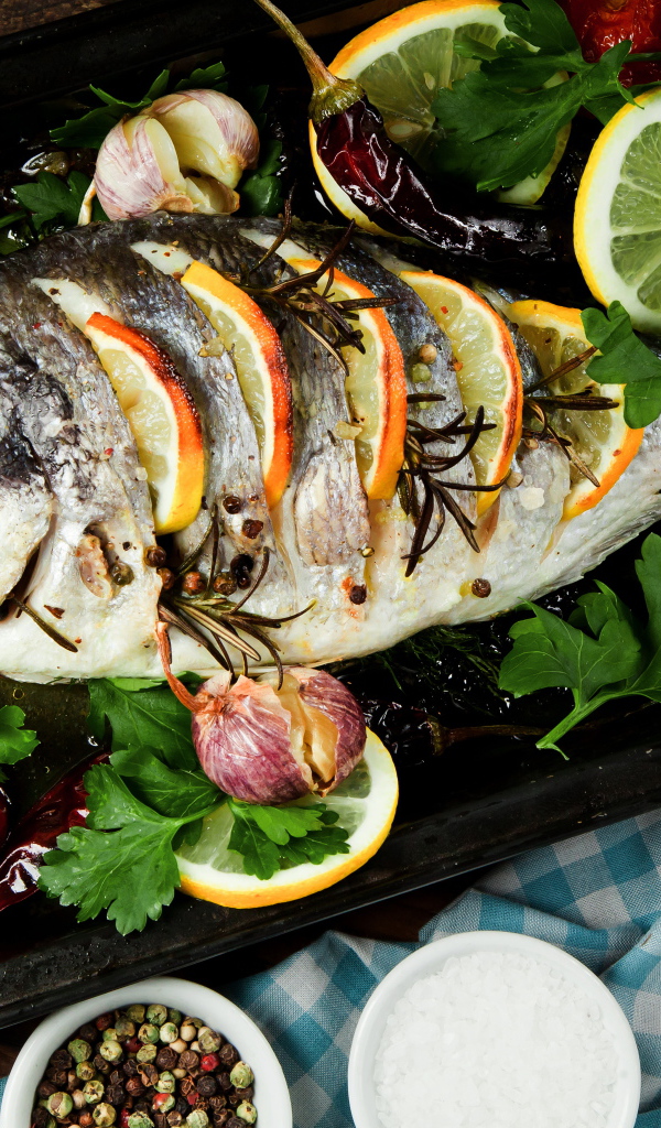 Запеченный карась с помидорами и лимоном