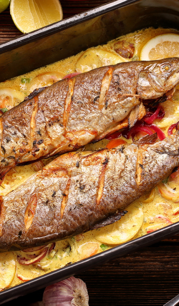 Запеченная рыба с подложкой из картофеля и лимона 