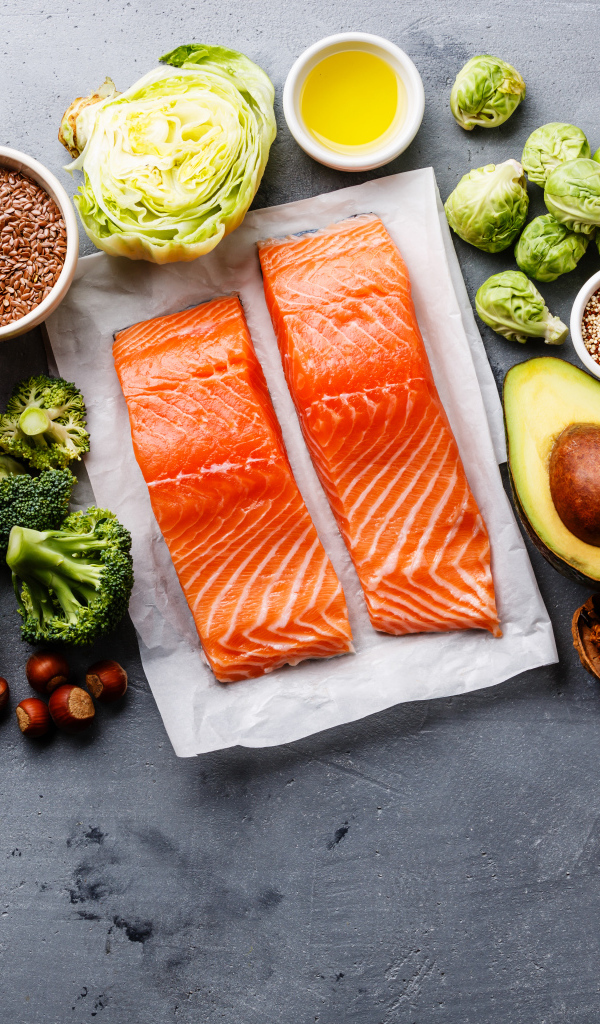 Приготовление красной рыбы на столе 