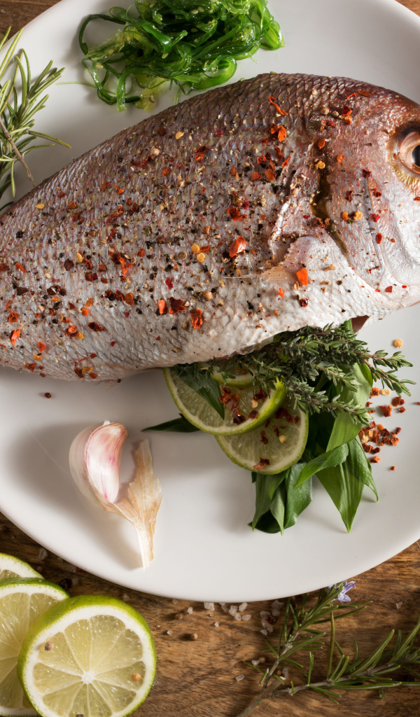 Свежая рыба со специями, зеленью и лаймом 