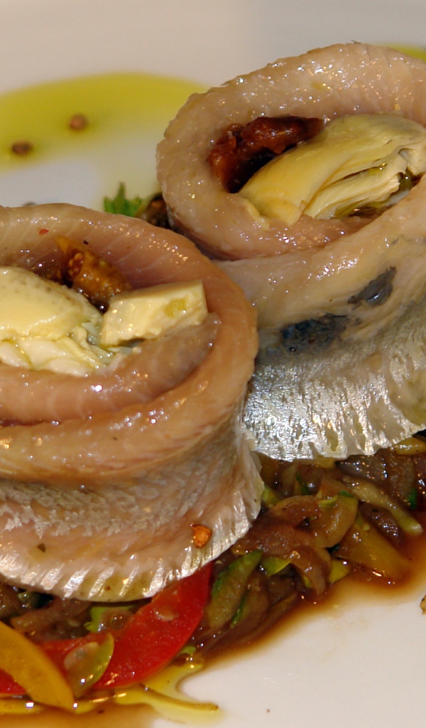 Рулетики из сельди с овощами