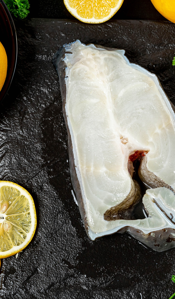 Кусок рыбы с лимоном и петрушкой 