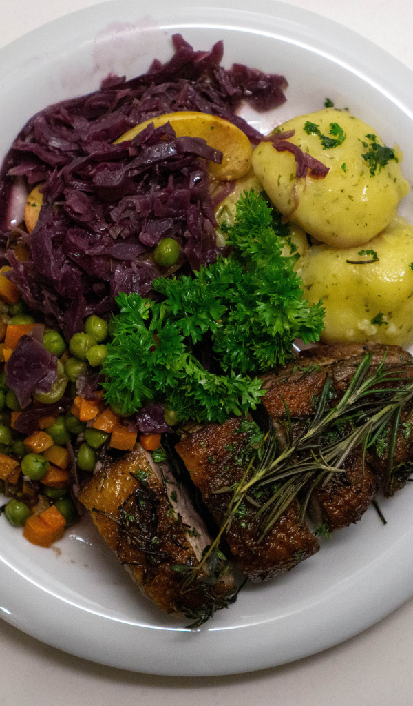 Картофель на тарелке с рыбой и салатом