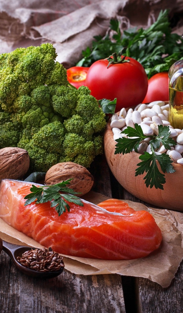 Красная рыба на столе с овощами и фасолью 