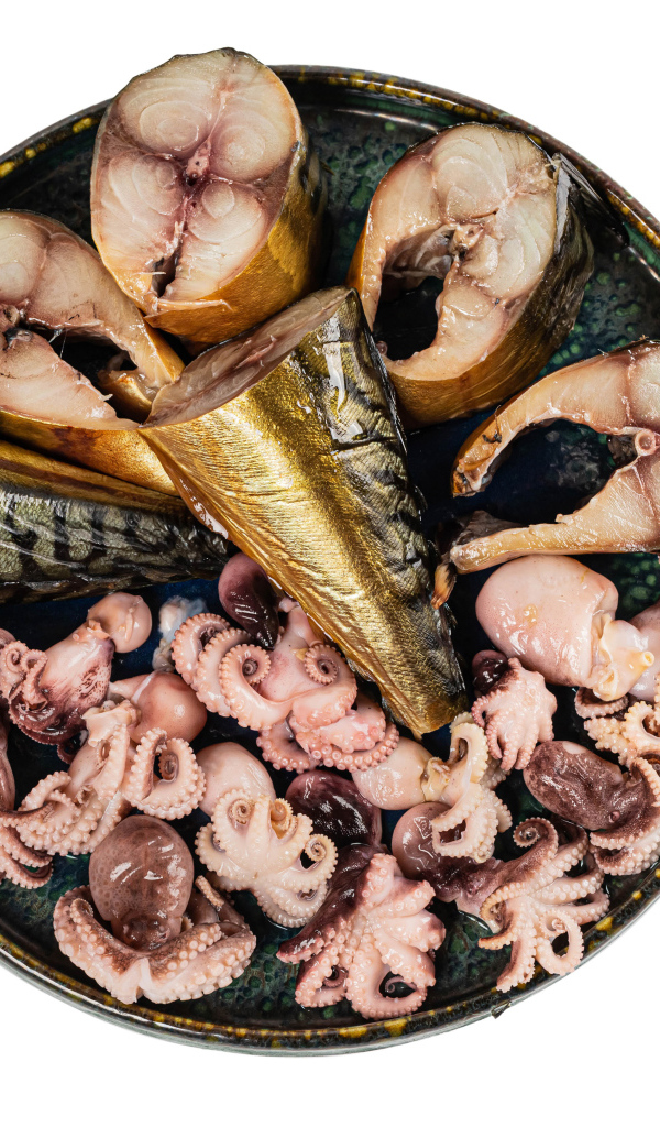 Копченая скумбрия на тарелке с кальмарами