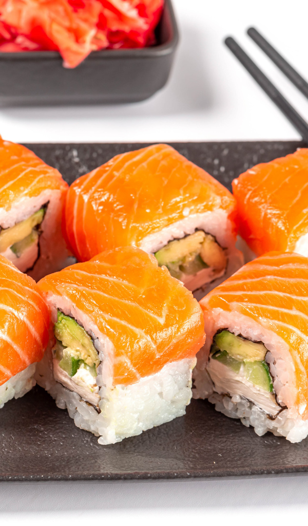 Суши Филадельфия с палочками на столе 