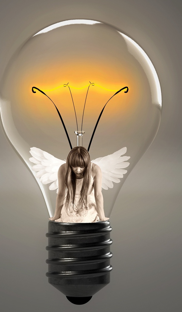 Девушка ангел в лампе накаливания на сером фоне