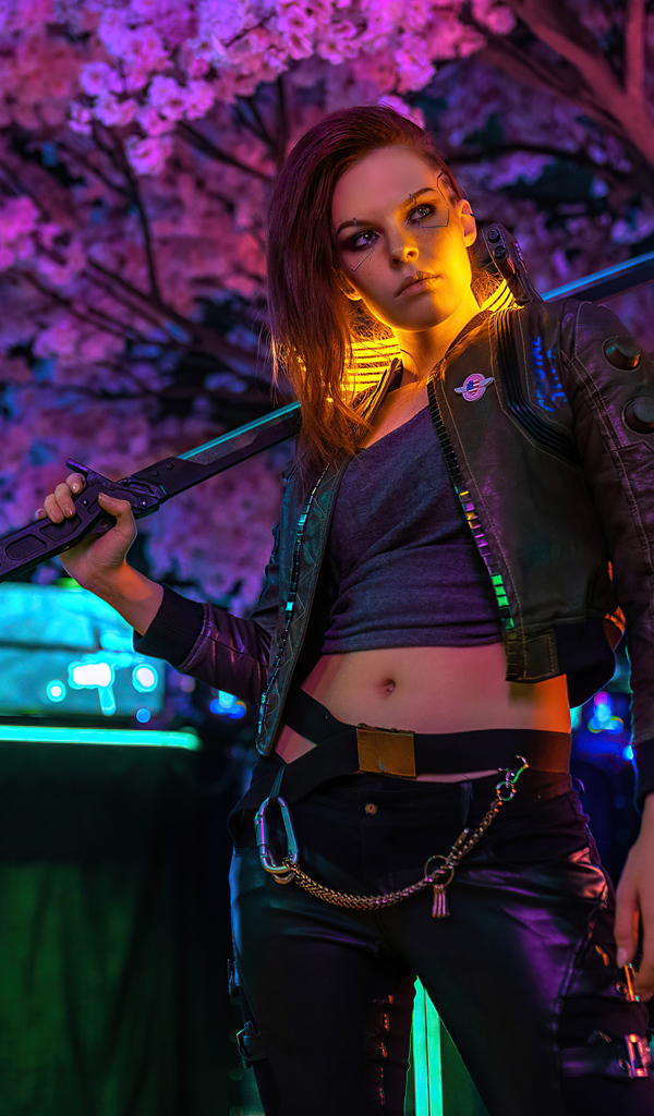 Девушка в костюме из игры Cyberpunk 2077 косплей