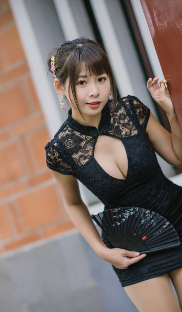 Девушка азиатка в черном платье с веером 