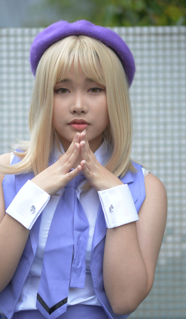 Девушка азиатка в сиреневом берете 