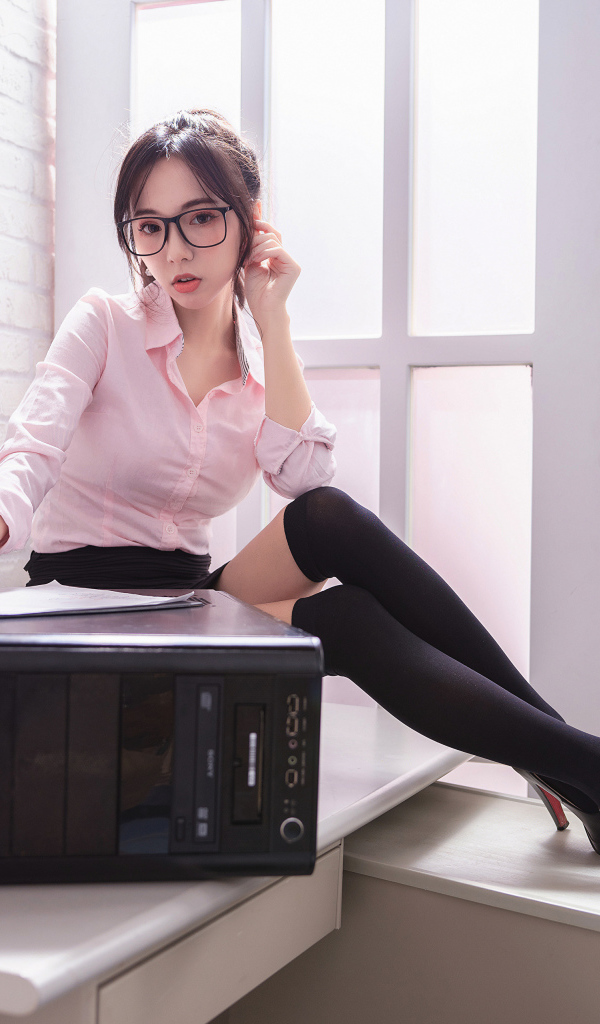 Девушка азиатка в черных чулках с системным блоком