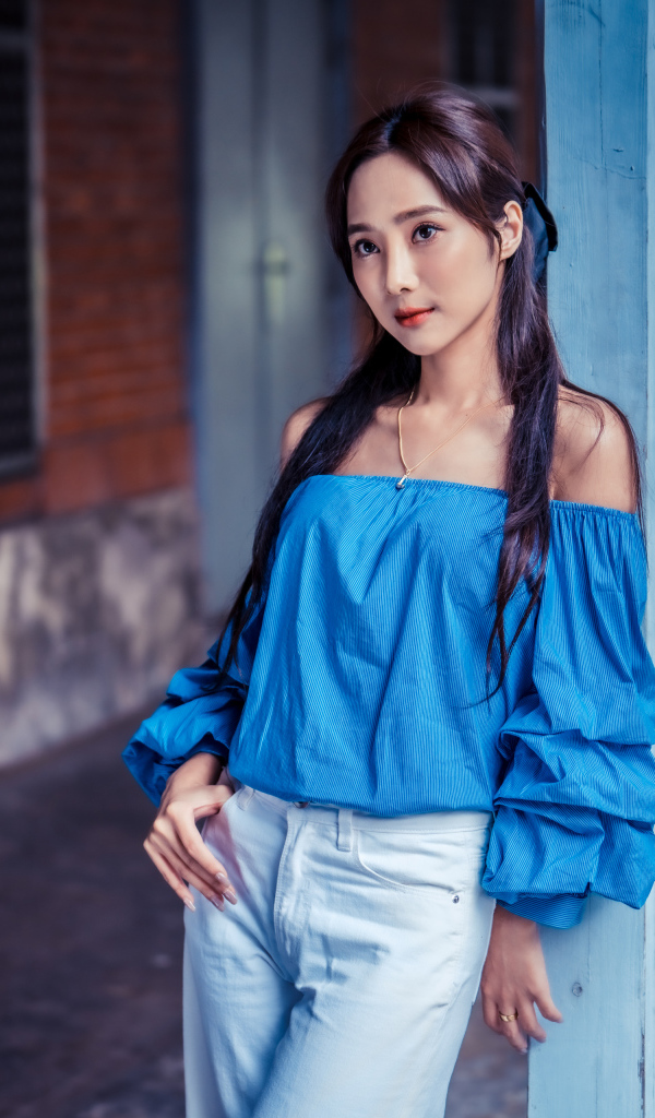 Девушка азиатка в синей блузке 