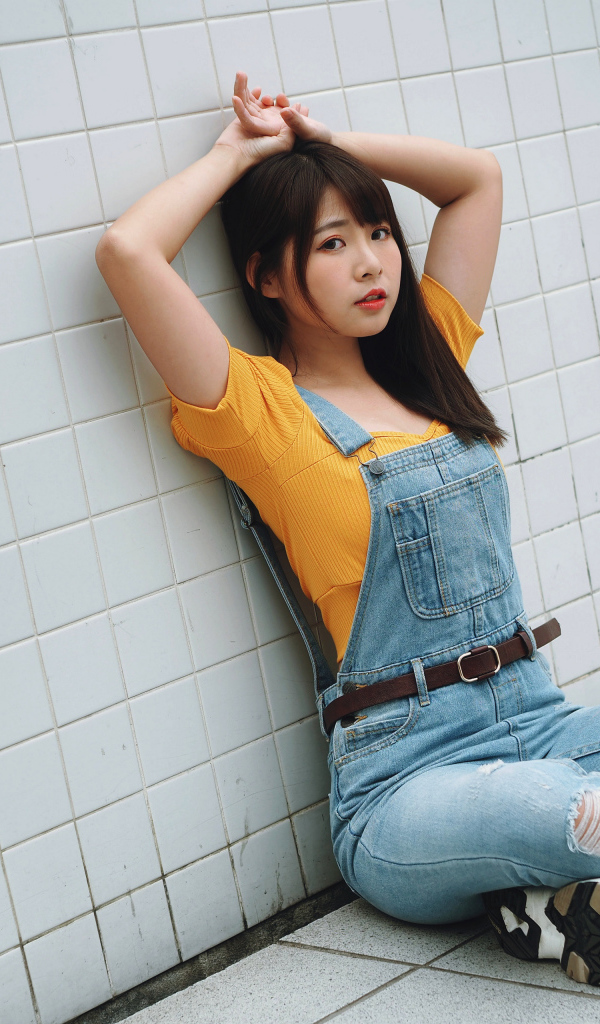 Девушка азиатка в джинсовом комбинезоне 