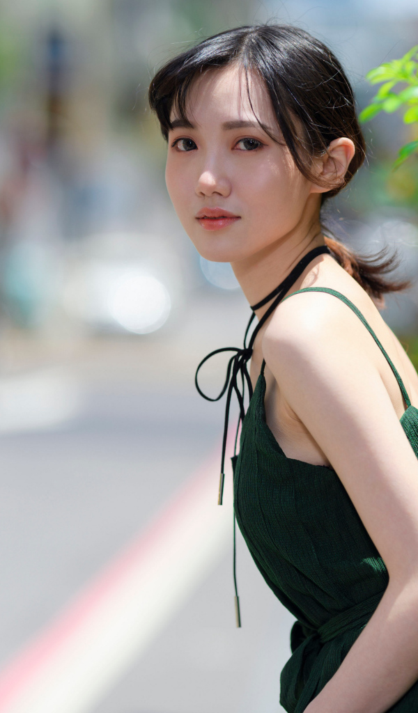 Девушка азиатка в зеленом платье 
