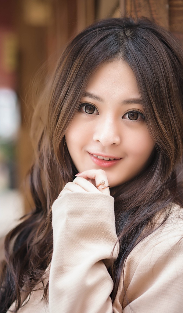 Девушка азиатка с большими карими глазами 