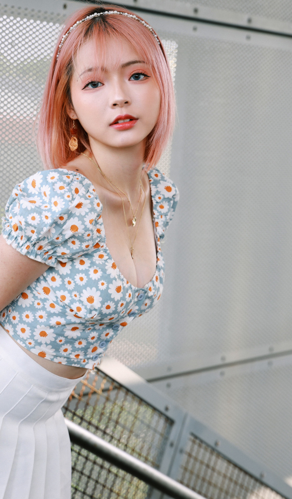 Девушка азиатка с короткой стрижкой