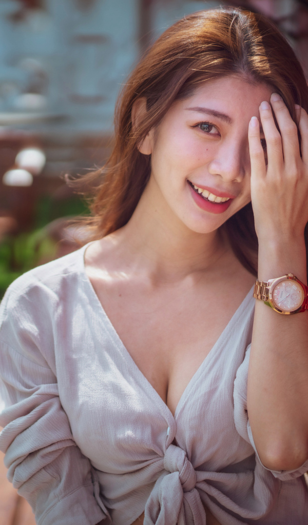 Красивая девушка азиатка закрыла рукой глаз 