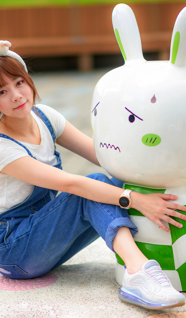 Красивая девушка азиатка с зайцем